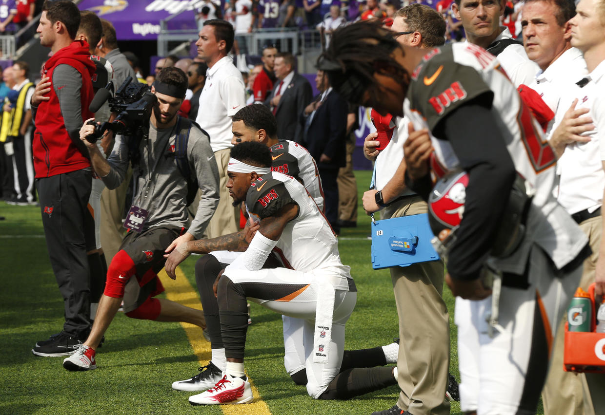 Nfl Players Kneel Raise Fists Lock Arms During National Anthem Cbs News 