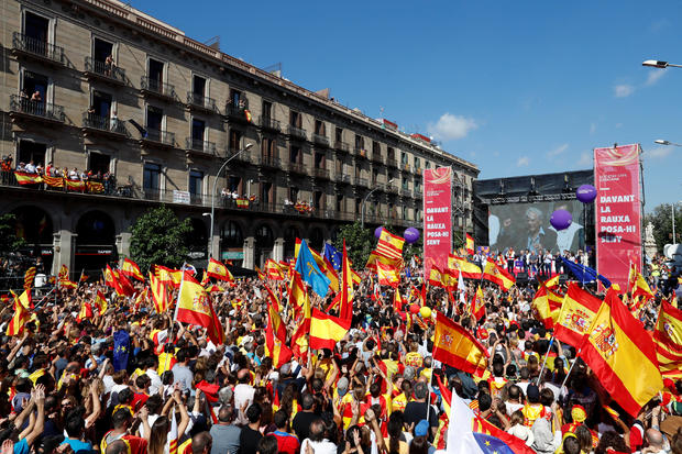 Peruvian literature Nobel Laureate Mario Vargas Llosa addresses a pro-union demonstration organised by the Catalan Civil Society organisation in Barcelona 