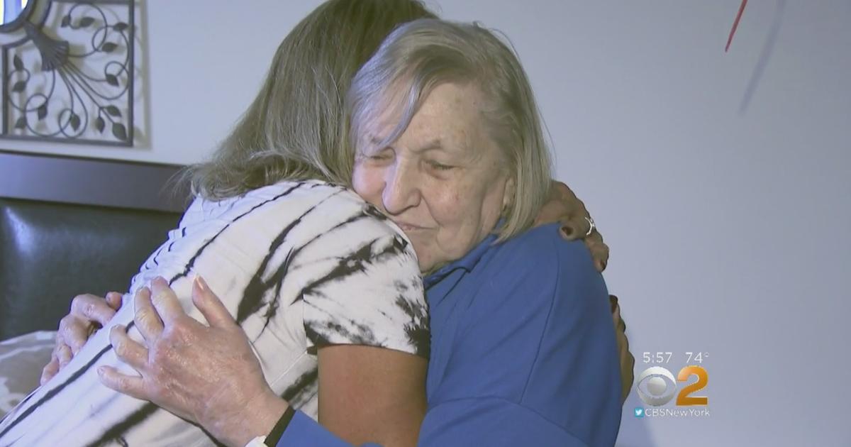 Observant Postal Worker Saves Elderly Womans Life After Fall Cbs New York