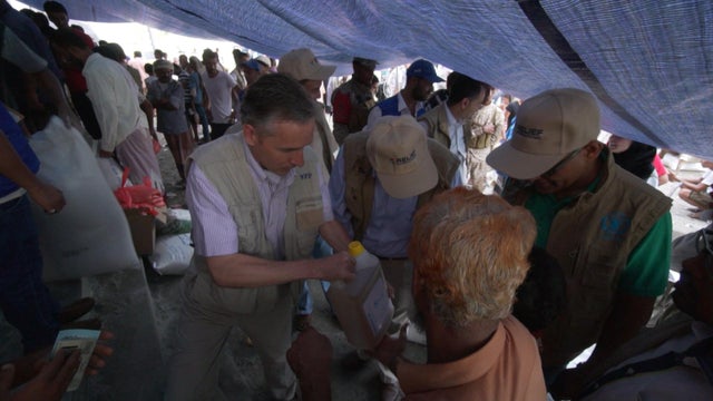 stephen-anderson-in-yemen-food-distribution.jpg 