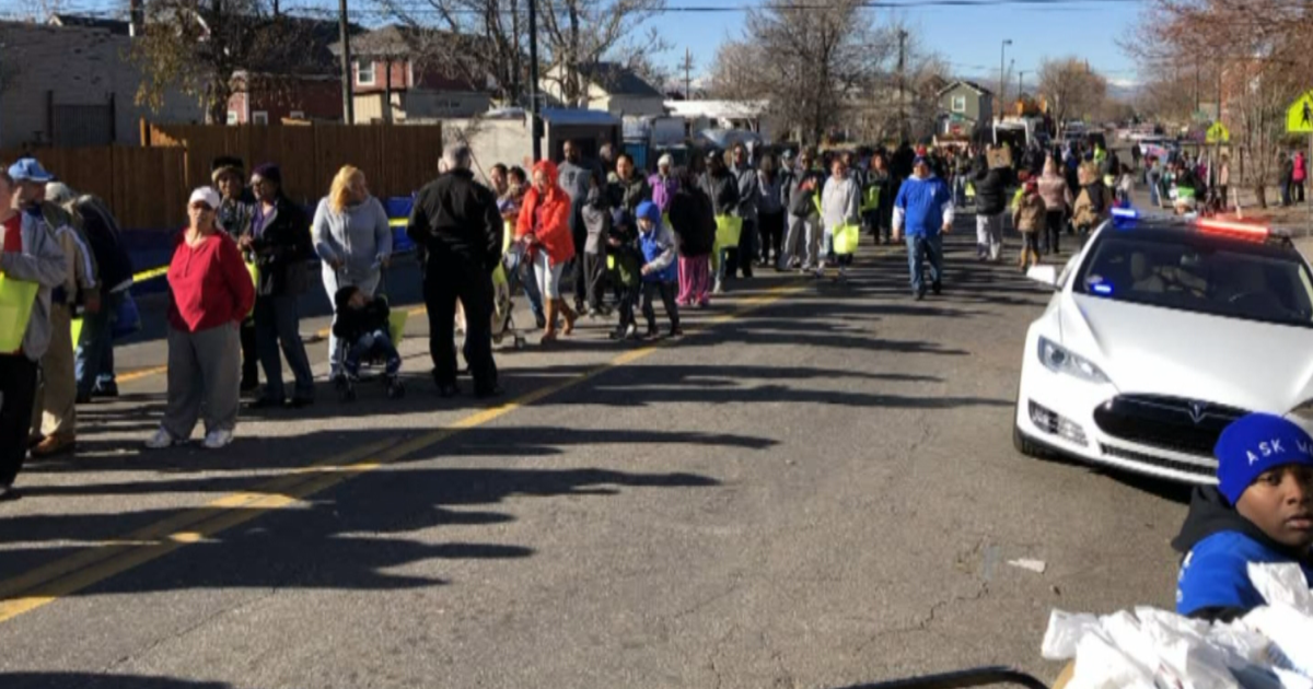 Denver Police Hand Out Thanksgiving Meals For Those In Need CBS Colorado
