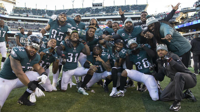 Eagles clinch No. 1 seed with 19-10 win over Raiders