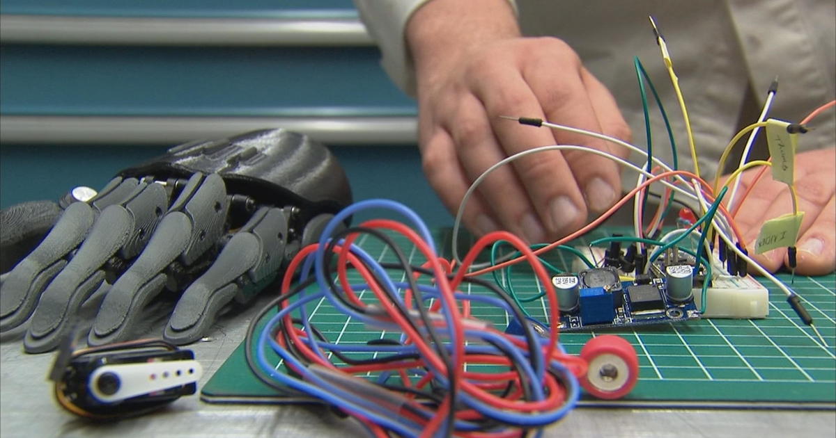 Teamwork transcends the field for America's deaf team - CBS News