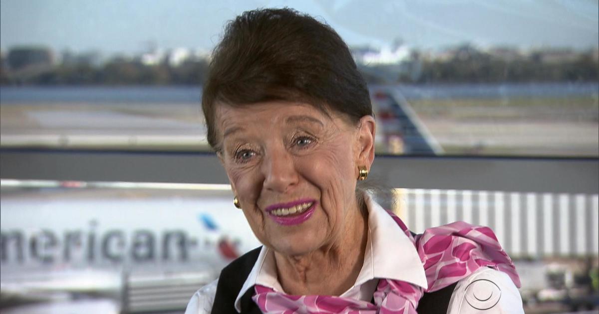 L’assistente di volo più longeva del Paese muore a 88 anni: “Vola alto, Pete”