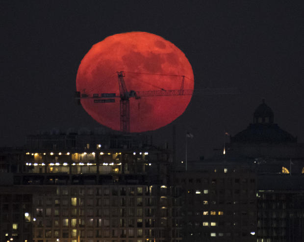 2017 First And Only Supermoon Visible At Sunrise And Sunset 