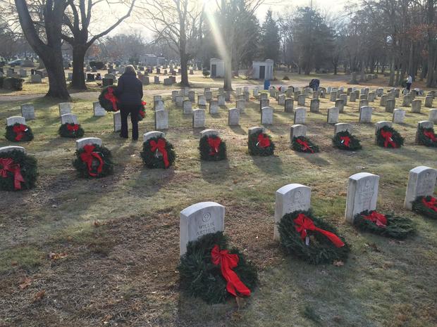 soldier graves wreaths 