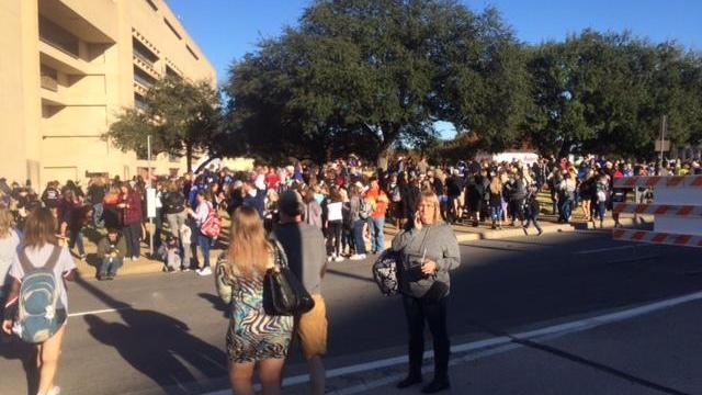 171210-cbsdfw-dallas-convention-center-evacuation.jpg 