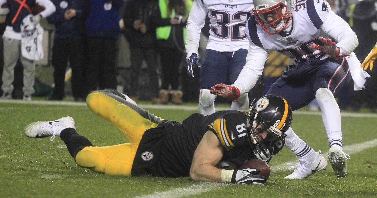 Controversial call helps New England Patriots nip Pittsburgh Steelers in  key game - CBS News