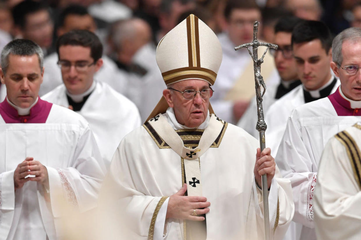 Pope Francis defends immigrants at Christmas Eve Mass - CBS News