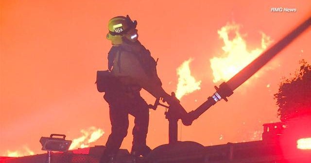 Firefighters battle Southern California wildfire on Christmas - CBS News