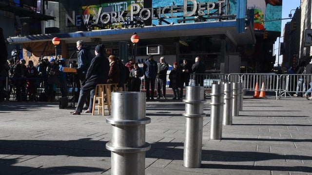US-ATTACKS-POLICE-BARRIERS-NYC 