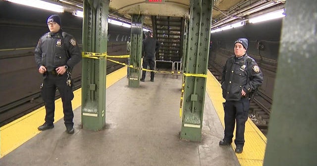 Man dies after falling onto subway tracks during dispute in NYC - CBS News