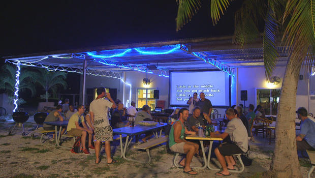wake-island-atoll-karaoke-at-drifters-reef-bar-620.jpg 