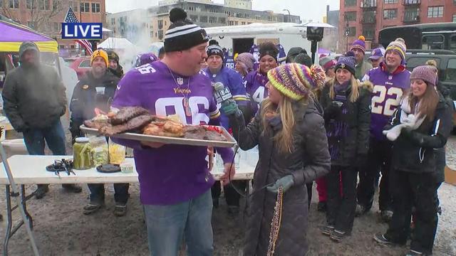 Cold? Snow? This Vikings fan is tailgating in flip-flops