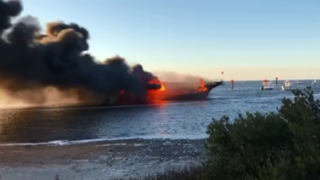 boat-fire.png 