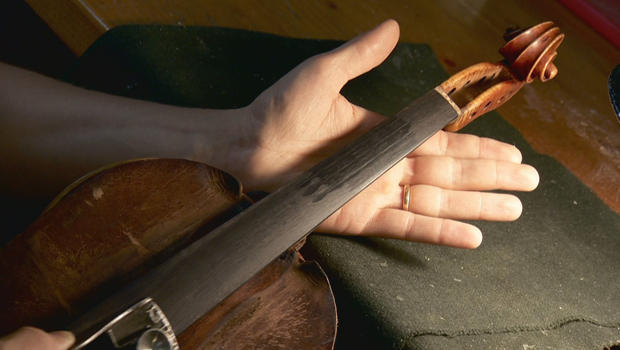 italian-luthier-fashions-a-violin-620.jpg 