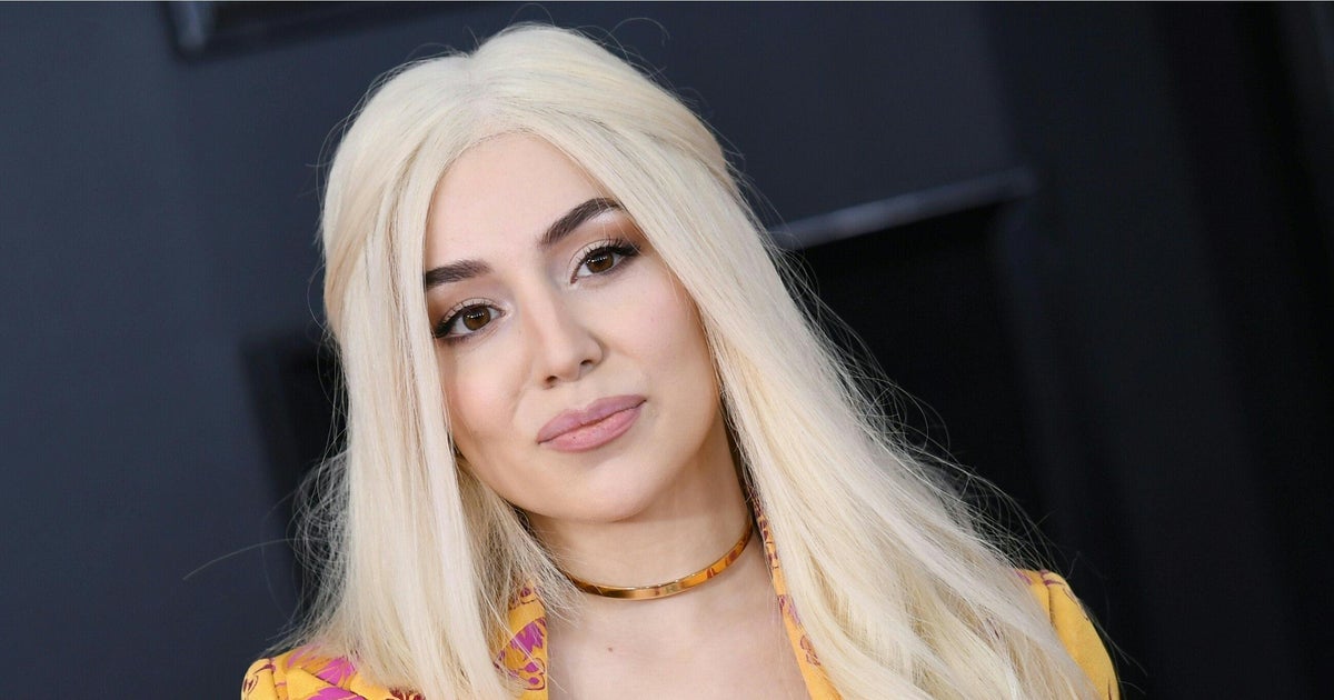 Die Sängerin schlug Ava Max auf der Bühne, nur wenige Tage nachdem Bebe Rexha bei ihrem Auftritt von einem Telefon getroffen worden war Die Sängerin schlug Ava Max auf der Bühne, nur wenige Tage nachdem Bebe Rexha bei ihrem Auftritt von einem Telefon getroffen worden war