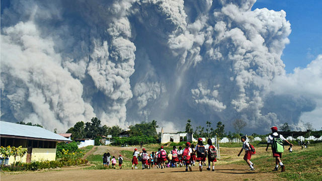 indonesia-volcano-plume.jpg 