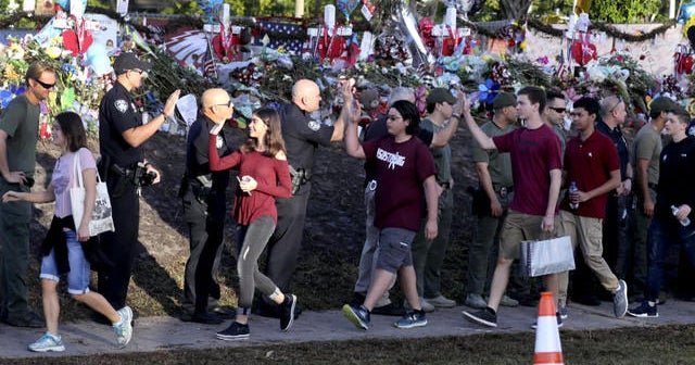 Parkland students return for second day of modified classes - CBS News