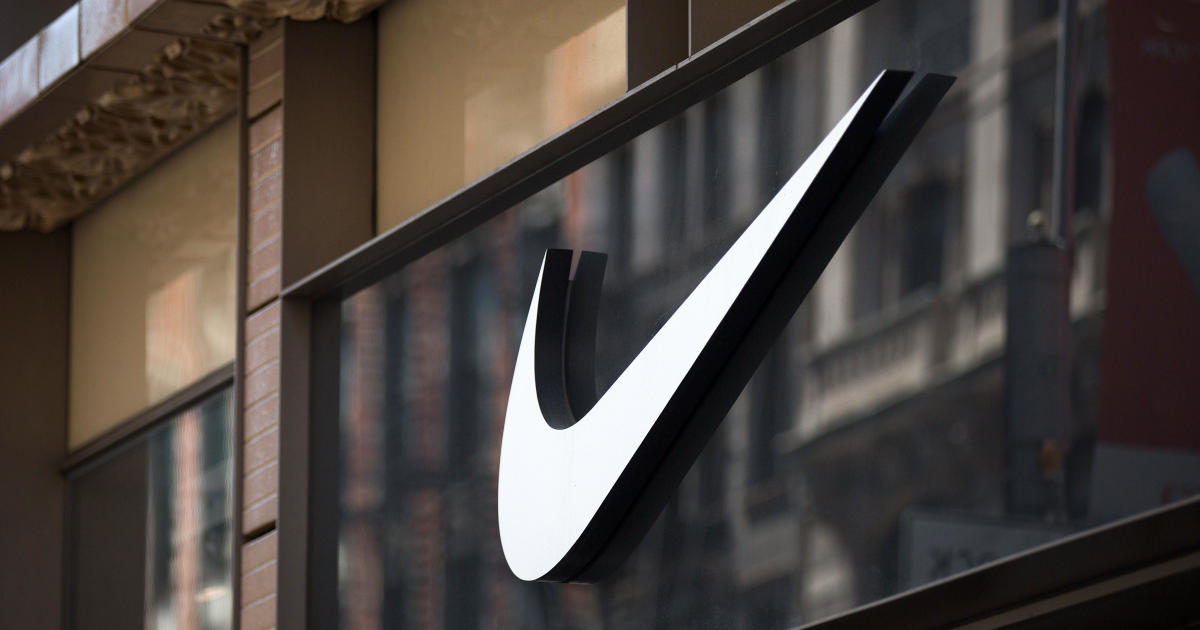 roem nederlaag briefpapier Nike Air Max: Muslims urge Nike to recall shoes with logo some say  resembles the word Allah - CBS News