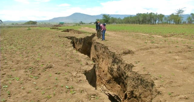 Scientists at odds over Kenya's massive crack CBS News