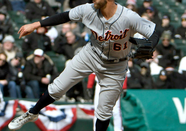 Shane Greene #61 of the Detroit Tigers pitches 