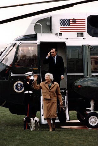 president-bush-barbara-bush-and-millie-leave-marine-one-march-12-1989-gbplm.jpg