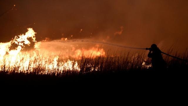 cbsn-fusion-wildfires-in-oklahoma-forcing-thousands-of-evacuations-thumbnail-1549494-640x360.jpg 