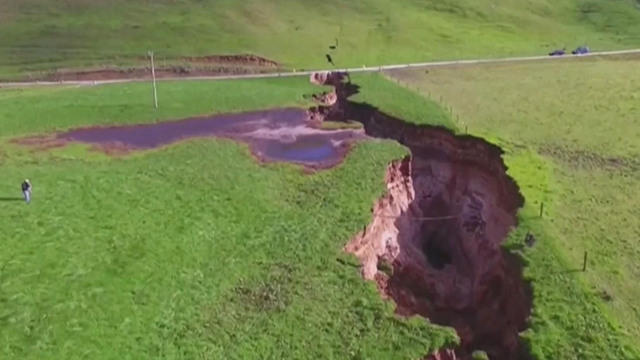 0507-cbsn-newzealandsinkhole-1562792-640x360.jpg 