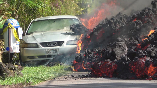 hawaii-volcano-lava-flow-torches-car-620.jpg 