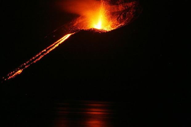 1024px-krakatoa-eruption-2008.jpg 