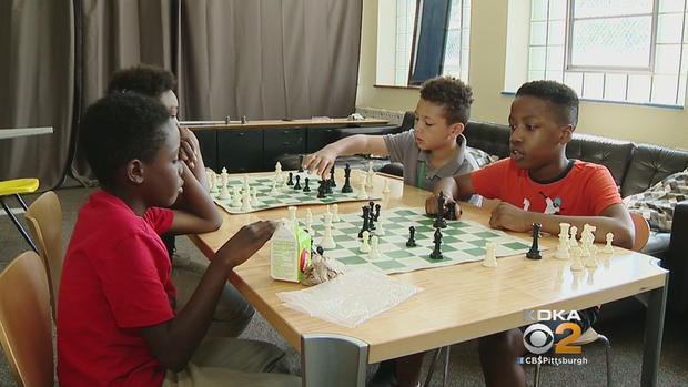 kids-play-chess 