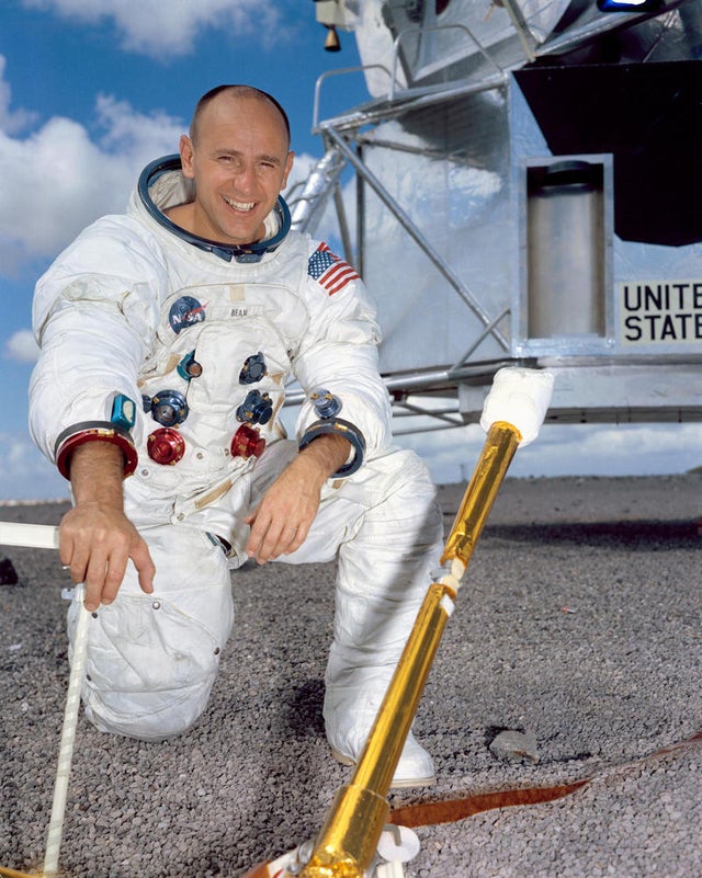 alan-bean-portrait-nasa.jpg 