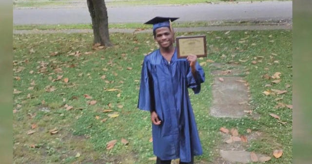Teen seen catching bus for graduation gets car - CBS News