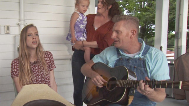 rory-feek-with-daughters-heidi-indiana-and-hope-promo.jpg 