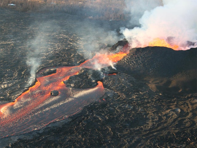 hawaii-volcano-usgs-fissure-8-lava-fountains-june-20.jpg 