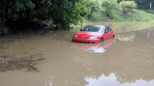 becks-run-road-car-flooding.jpg 