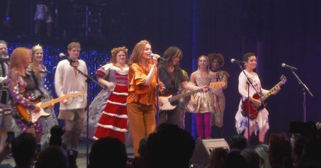 The GoGo's perform "Our Lips Are Sealed" CBS News