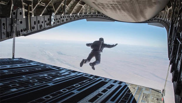 mission-impossible-tom-cruise-parachute-jump-620.jpg 