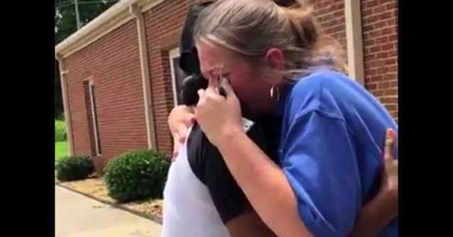 Mom gives daughter's teacher a car, bringing her to tears - CBS News