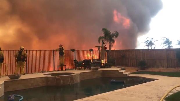 Holy Fire near homes in lake elsinore 