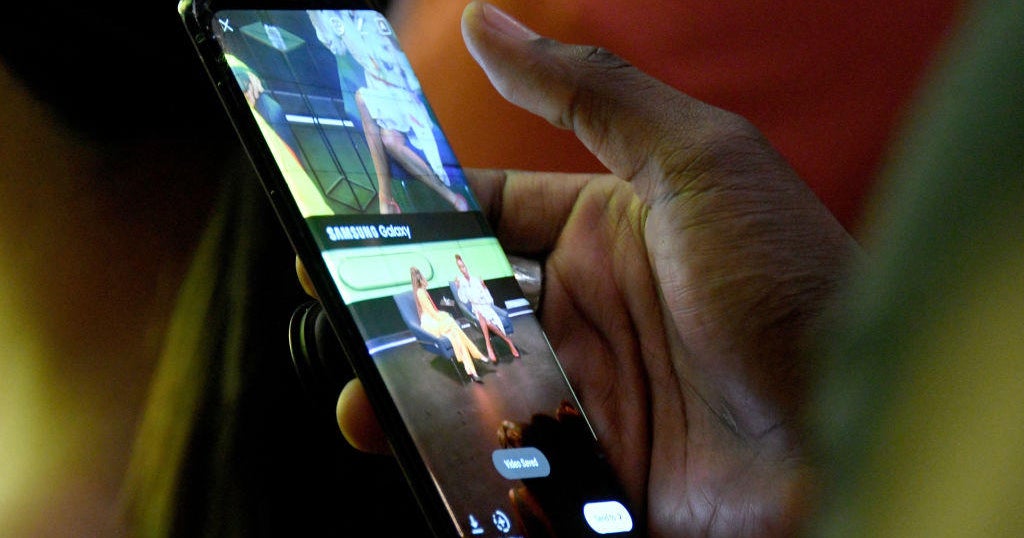 Samsung's Galaxy Note 9 reportedly catches fire in woman's purse - CBS News