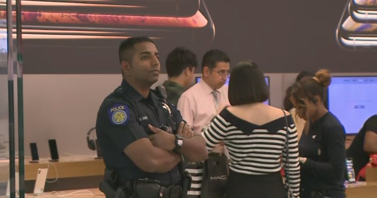 Apple Hires Police To Stand Guard At Stores Amid Rash of Robberies ...