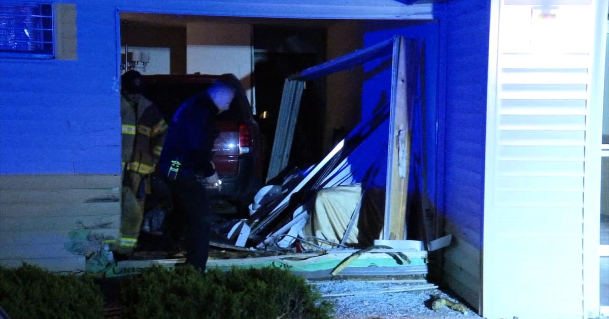 People Hurt After Car Smashes Into Brooklyn Park Apartment - CBS Minnesota