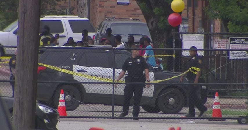 2 Children, Teen, 20-Year-Old Shot In Fort Worth Near Store - CBS Texas