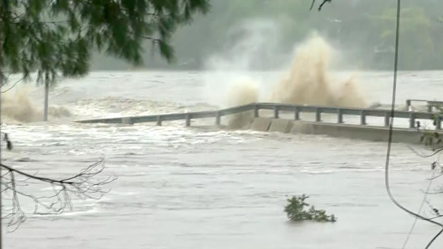 llano-river-bridge-collapse-1.jpg 