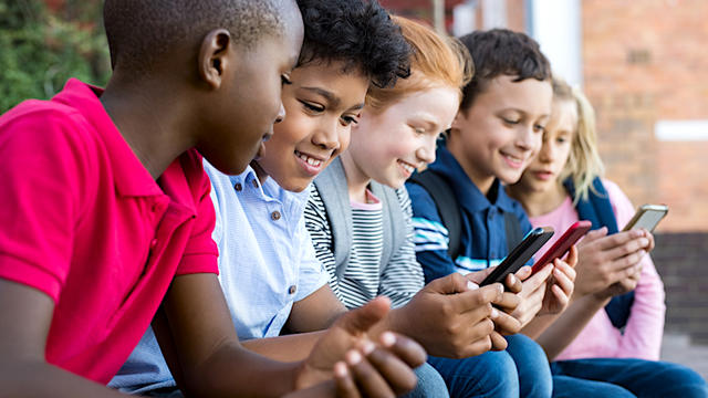 kids-and-smartphones-950607434.jpg 