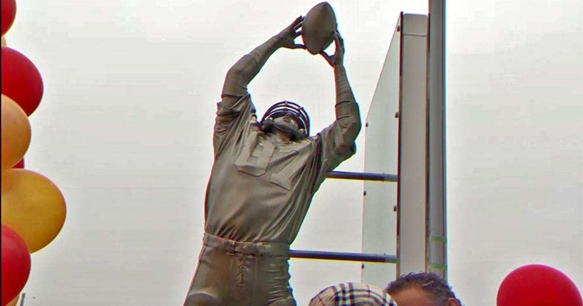 49ers Unveil 2 Statues at Levi's Stadium Commemorating 'The Catch