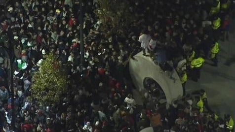 red-sox-fans-celebrate-102818.jpg 