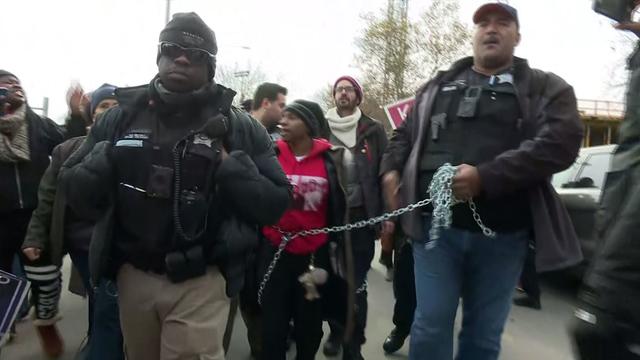 obama-center-protest.jpg 